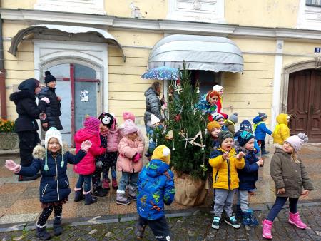Foto utrinki krašenja smrečic in prižig plamenčkov upanja na Šutni (23)